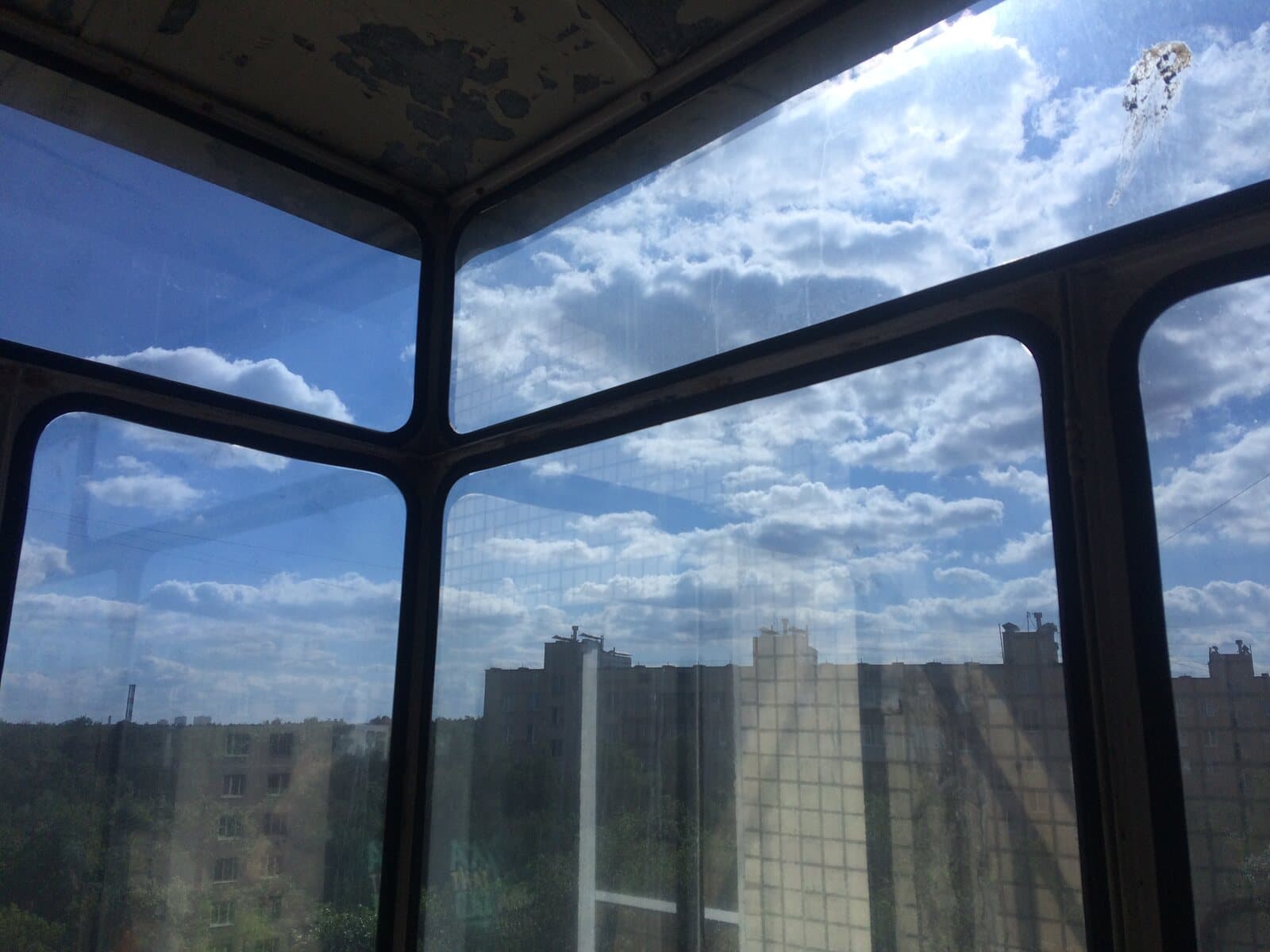 Тонированные окна балкона с видом на город