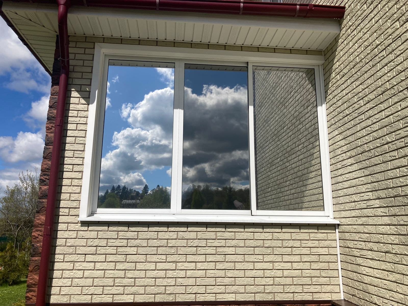 Sun Control R Green 10% — пример установки на окнах